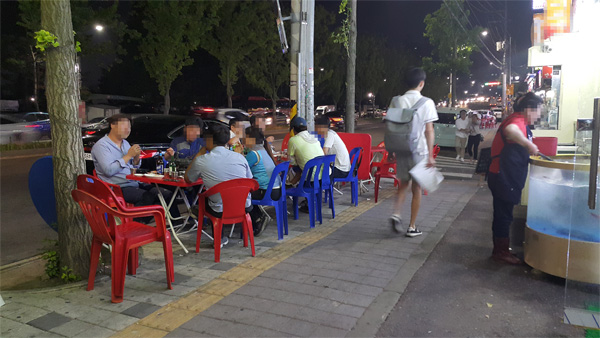 21일 수원시 송죽동의 한 횟집 앞 야외 테이블에서 삼삼오오 둘러앉은 시민이 음주를 즐기고 있다. /김홍민기자 @wallace