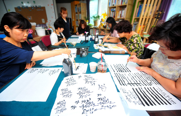 성남시 중원구 하대원동에 위치한 중원어울림공동체센터에서 캘리그라피 동아리 회원들이 강사로부터 교육을 받고 있다. /김수연 기자 foto.92@