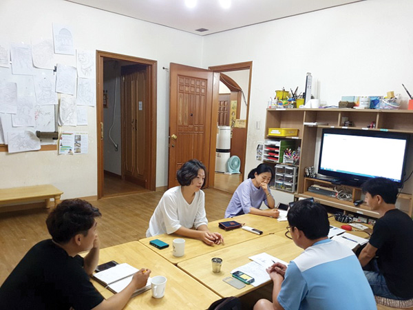 과천 두근두근방과후조합 교사들이 월요일 한 주 계획 및 일정점검을 위한 회의를 진행하고 있다.