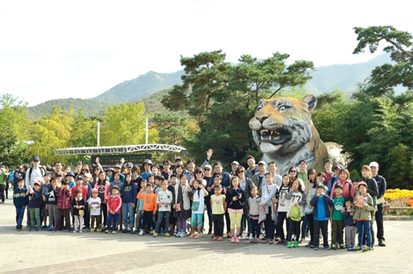 과천 두근두근방과후조합원 가족들이 단체로 기념촬영하고 있다.