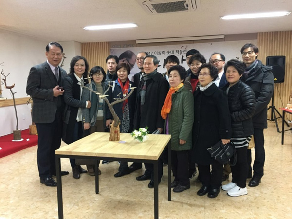 조합원이 직접 만든 솟대를 숯골사랑채 공간에 전시해 주민에게 큰 호응을 얻었다.