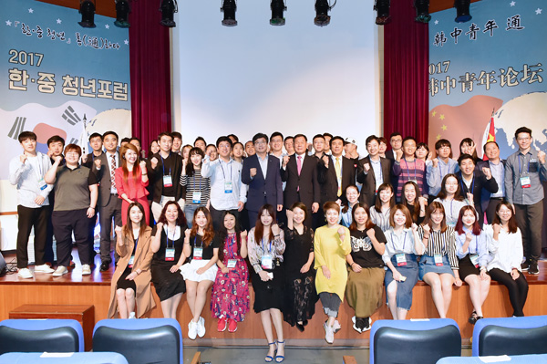 염태영 수원시장이 ‘2017 한·중 청년 포럼’에 참가한 한국과 중국의 청년들과 기념 촬영을 하고 있다./수원시 제공