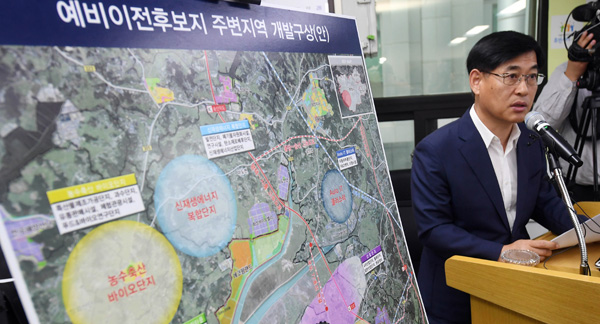 이의택 수원시 군공항이전추진단장이 11일 오전 시청 브리핑룸에서 기자회견을 열어 화성시 화옹지구 매향리·궁평항·서신면·마도면 일원이 전투기 소음영향권에 해당되지 않는다고 발표하고 있다. /김수연기자 foto.92@