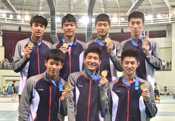 지난 13일 충북 충주 호암체육관에서 사전경기로 열린 제98회 전국체육대회 배드민턴 남자고등부 단체전에서 12년 만에 우승을 차지한 경기선발 선수들이 기념촬영을 하고 있다.
/경기도체육회 제공