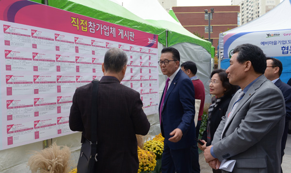  최근 열린 ‘2017년 하반기 연수 일자리 한마당’에서 이재호 연수구청장이 행사를 둘러보고 있다. /연수구 제공