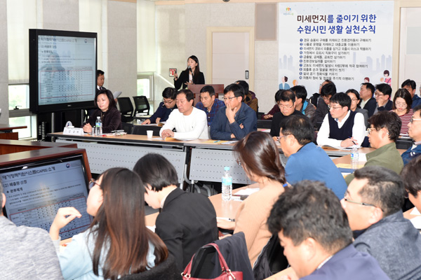 지난달 31일 수원시청 중회의실에서 열린 ‘수원시 미세먼지 대응정책 발표회’에서 여소영 국립환경연구원 환경연구사가 ‘수원시 미세먼지 배출원 특성 분석’에 대해 발표하고 있다./수원시 제공