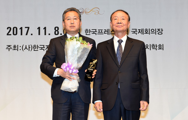 홍사준 수원시 기획조정실장(왼쪽)이 한인석 한국자치발전연구원 이사로부터 상을 받고 있다./수원시 제공