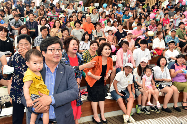 지난 7월 열린 2017 수원시 다둥이가족축제에서 염태영 수원시장이 한 아이를 안고 있다.