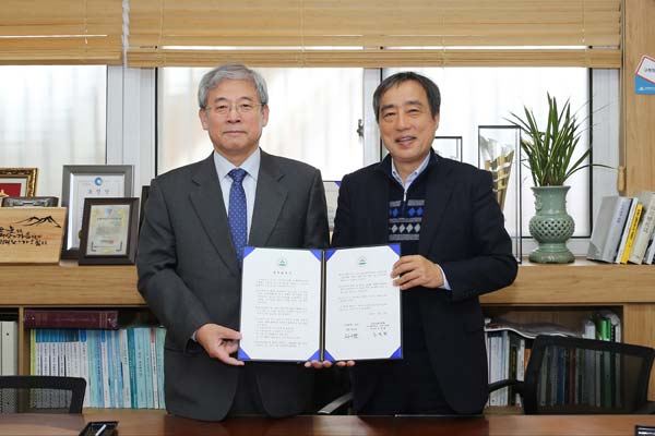 박우섭 남구청장(오른쪽)이 지난 14일 인천사회적은행 ㈔함께하는 인천사람들과 소기업·소상공인 지원을 위한 업무협약을 체결한 뒤 협약서를 들어보이고 있다. /남구 제공