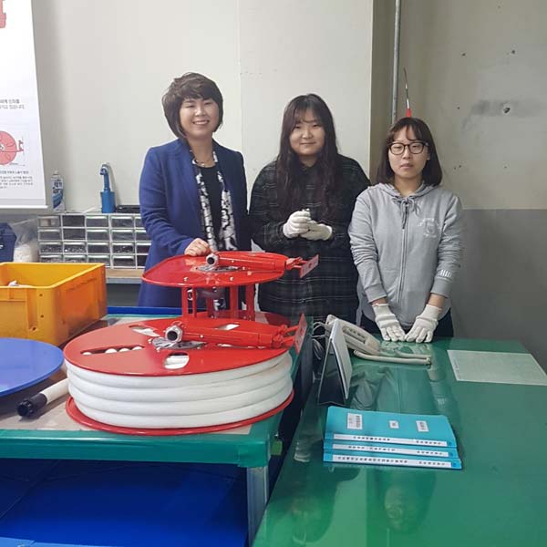 ㈜미래이앤지 박정순 대표(왼쪽)가 직원들과 함께 호스릴 제품에 대한 검수를 진행하고 있다.