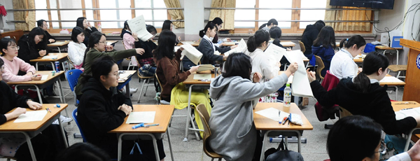  11일 오전 수원 효원고등학교에서 3학년 학생들이 전국연합학력평가를 치르고 있다. /김수연기자 foto.92@