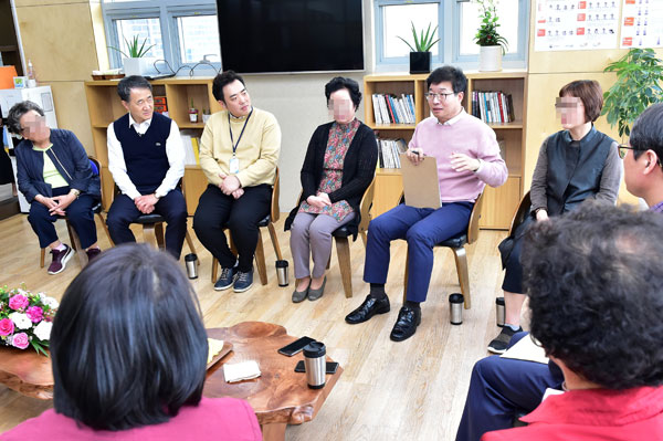 염태영 수원시장(오른쪽 두 번째)와 박능후 보건복지부 장관(왼쪽 두 번째)이 영통구 치매안심센터에서 치매환자 가족과 이야기를 하고 있다./수원시 제공