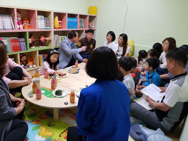 김윤식 시흥시장이 15일 개소한 보성아파트공동육아나눔터를 방문, 학부모들과 보육정책 등에 대해 의견을 나누고 있다. /시흥시 제공