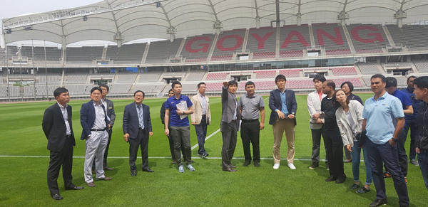  AFC, KFA 실사단 일행이 2023 아시안컵 유치를 위해 고양종합운동장을 방문, 첫 실사를 하고 있다. /AFC 제공
