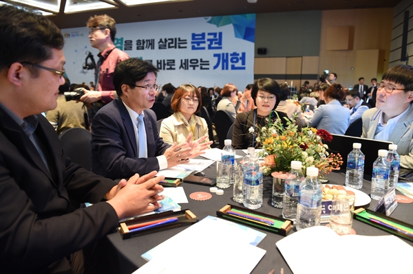 500인 원탁토론에서 시민들과 의견을 나누는 염태영 수원시장./수원시 제공
