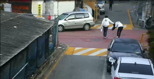 데이트폭력 CCTV 캡처 화면(3월).