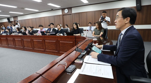조명균 통일부 장관이 2일 오전 서울 종로구 정부서울청사에서 열린 취임 1주년 계기 기자간담회에서 발언하고 있다./연합뉴스