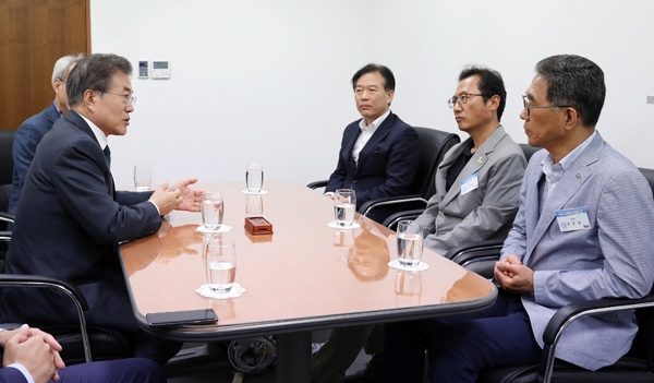 문재인 대통령이 3일 오후 서울 중구 옛 서울역사 ‘문화역서울284’에서 열린 ‘3·1 운동’ 및 ‘대한민국임시정부 수립 100주년’ 기념사업추진위원회 출범식에 앞서 열린 간담회에서 김명환 민주노총 위원장, 김주영 한국노총 위원장과 만나 환담하고 있다./연합뉴스