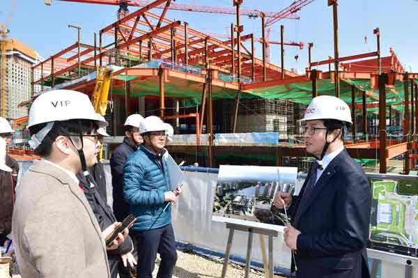 지난 3월 수원컨벤션센터 건설현장을 점검하는 염태영 시장 /수원시 제공