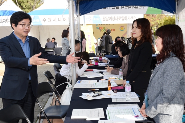 지난 4월 열린 수원시 일자리 박람회에 참석한 염태영 수원시장 /사진=수원시 제공