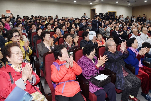 팔달노인복지관 개관을 기뻐하는 어르신들 모습.