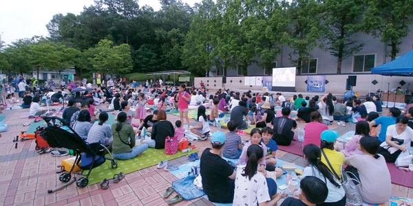 어른과 아이들을 위한 돗자리영화제에서 영화가 상영중이다.