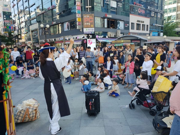 보부상단 인형극에 즐거워하는 아이들.
