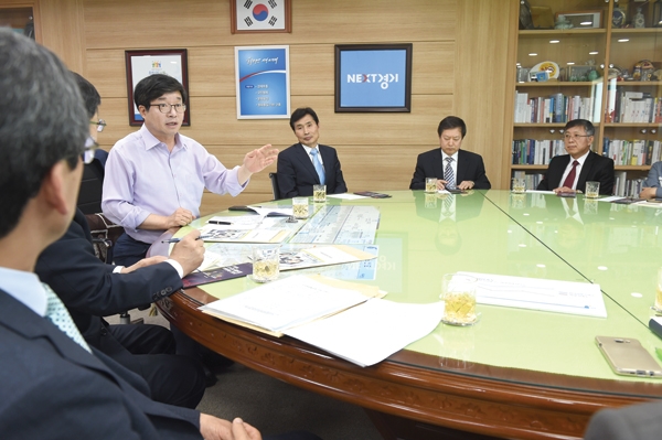 지난해 7월 열린 특성화고 학교장 간담회에서 염태영 시장이 설명을 하고 있다. /사진=수원시 제공