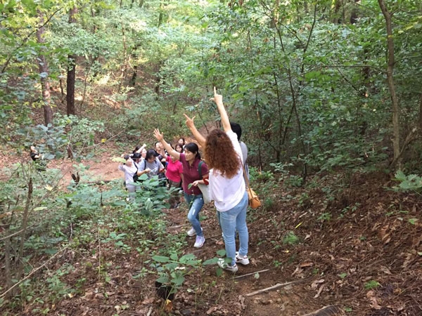 공정여행 산책로를 탐방 중인 용인공생 회원들.