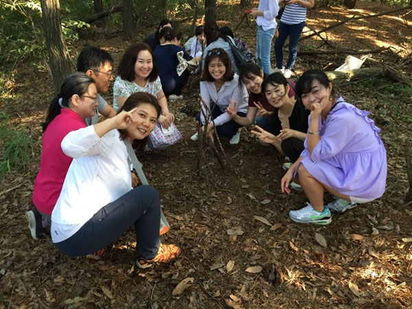 용인공생 회원들이 생태놀이 프로그램을 직접 체험해 보고 있는 모습.