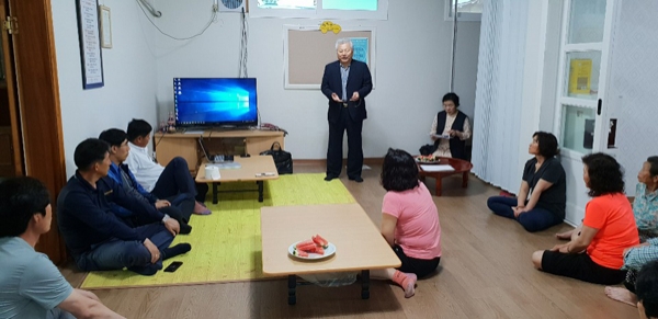 마을주민들이 모여 마을공동체활동을 위한 회의를 진행하고 있는 모습.