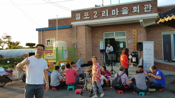 공간조성을 마친 옥야촌마을의 마을회관에서 주민들이 모여 행사를 즐기고 있다.