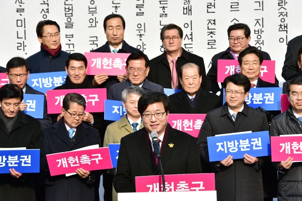염태영 시장이 올해 1월 2일 광화문광장에서 ‘대국민 공동신년사’를 발표하고, 지방분권 개헌을 촉구하고 있다. /사진=수원시 제공