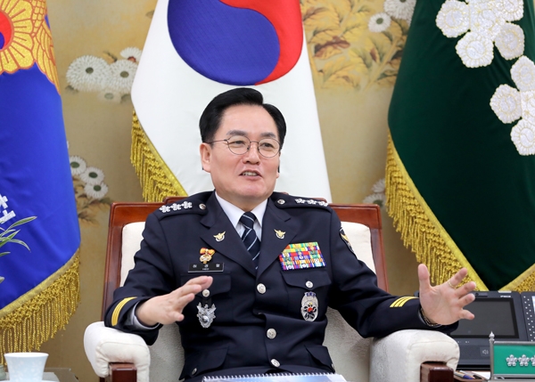 허경렬 경기남부지방경찰청장이 신년 인터뷰에서 직원들의 복지에 대해 설명하고 있다./경기남부지방경찰청 제공