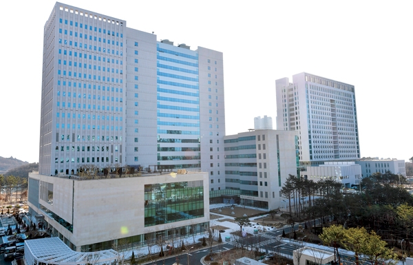 수원고등법원(왼쪽)과 고등검찰청 전경. /수원시 제공
