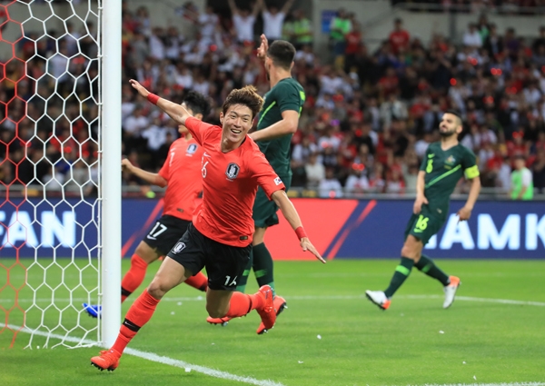 지난 7일 부산아시아드주경기장에서 열린 한국 축구대표팀과 호주의 평가전에서 후반 30분 황의조가 선제 결승골을 터뜨린 뒤 환호하고 있다./연합뉴스