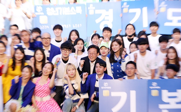 지난 5월 28일 오후 수원역 11번 출구 앞 팝업무대에서 열린 경기도 청년기본소득 락(樂) 페스티벌에서 이재명 경기도지사가 청년기본소득 청춘크리에이터 등 참석자들과 함께 기념촬영을 하고 있다.