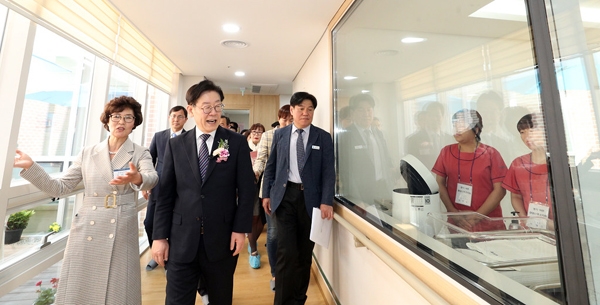 지난 5월 3일 오후 여주시 여흥로 160번길에서 열린 ‘경기 여주공공산후조리원 개원식’에서 이재명 경기도지사가 시설을 둘러보고 있다./경기도제공