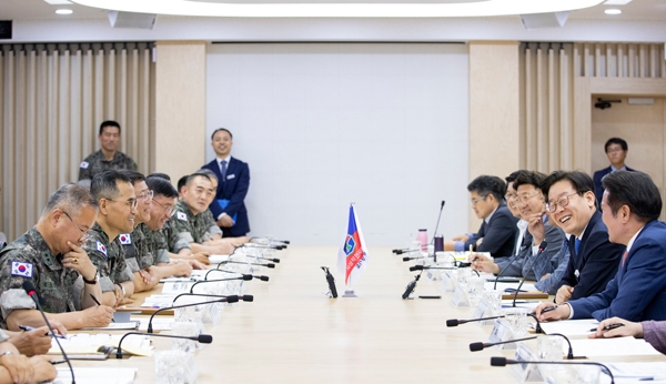 이재명 경기도지사가 군 장병에 지역화폐를 보급하는 방안을 검토할 것을 주문했다. 군복무 경기청년 상해보험과 함께 군 장병의 복지를 늘리는 방안 중 하나다. 이는 할인 혜택을 높이는 대신 해당 지역에서만 활용토록 해 군인 복지를 늘리고, 지역 상권에 도움을 주는 윈윈전략이기도 하다. 이 지사는 이같은 방안을 지난달 열린 ‘2019년 상반기 경기도-지상작전사령부 정책협의회’에서 남영신 지상작전사령관에도 제안했다. 사진은 도와 지상작전사령부간 정책협의회 모습./경기도 제공