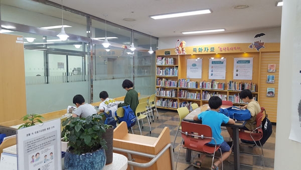 서수원도서관을 이용하는 어린이 모습