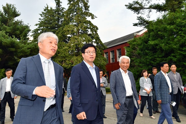 염태영 시장(왼쪽 2번째)과 이석하 학장(왼쪽 1번째)이 구 서울대학교 농업생명과학대를 둘러보고 있다. /수원시 제공