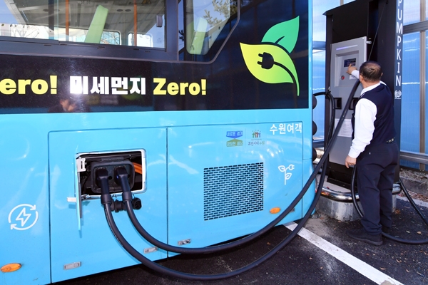 북부공영차고지 충전소에서 전기버스를 충전하는 모습. /수원시 제공
