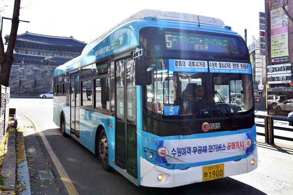 장안문 일대를 달리고 있는 전기버스.