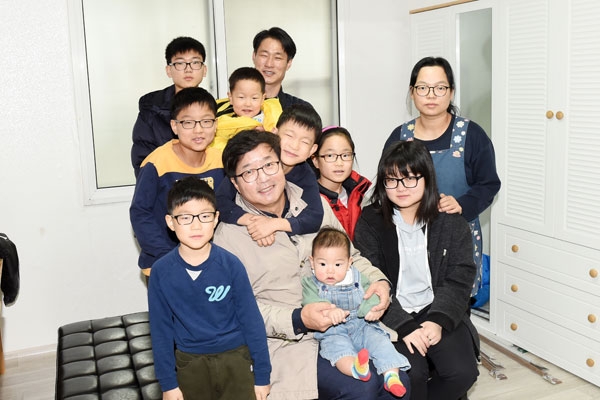 지난해 12월 이사하던 날, 염태영 시장과 김용주씨 가족이 함께하고 있다./수원시 제공