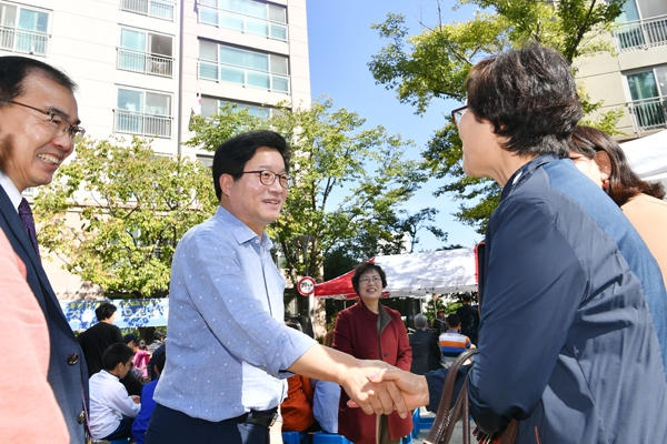 지난 10월 9일, ‘수원·용인 경계 조정’을 기념해 청명센트레빌아파트에서 열린 주민화합잔치에서 염태영 시장이 주민들과 인사하고 있다./수원시 제공