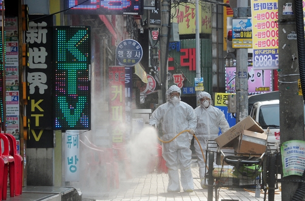 신종 코로나바이러스 감염증 국내 15번째 확진자가 수원 주민으로 확인된 2일 수원시 팔달구 고등동 중국인 거리에서 팔달구 보건소 관계자들이 방역작업을 하고 있다. /조병석기자 cbs@