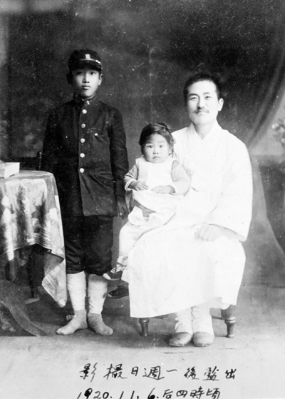 출옥 후 찍은 기념사진 속 김세환./수원시 제공