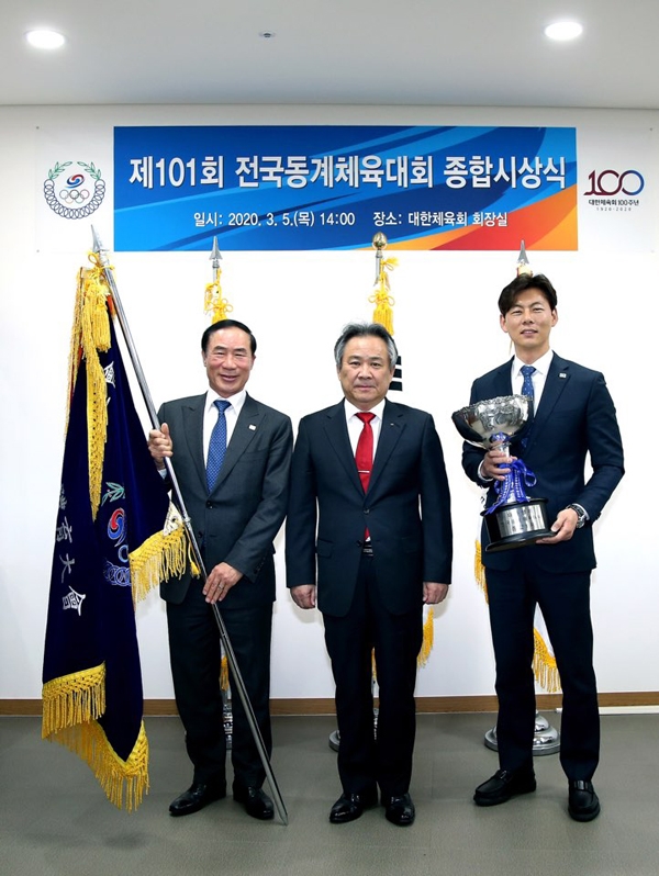 5일 대한체육회 회장실에서 열린 제101회 전국동계체육대회 시상식에서 종합우승 18연패를 달성한 경기도선수단을 대표해 이원성 도체육회장(왼쪽)과 박상현 총감독(도체육회 사무처장)이 이기흥 대한체육회장(가운데)과 기념촬영을 하고 있다. /경기도체육회 제공