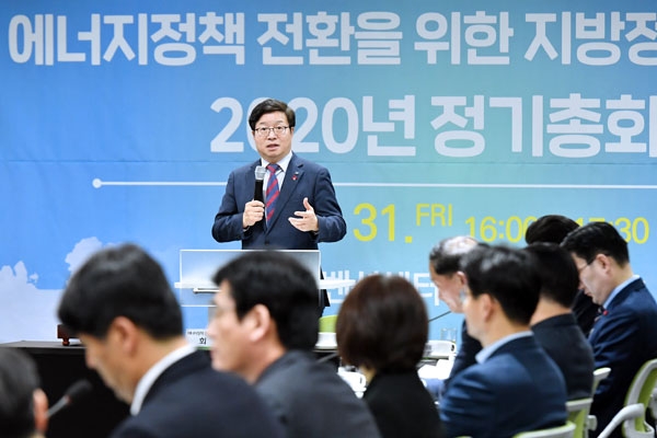 지난해 말 에너지전환을 위한 지방정부 협의회에서 발언하고 있는 염태영 회장(수원시장). /수원시 제공