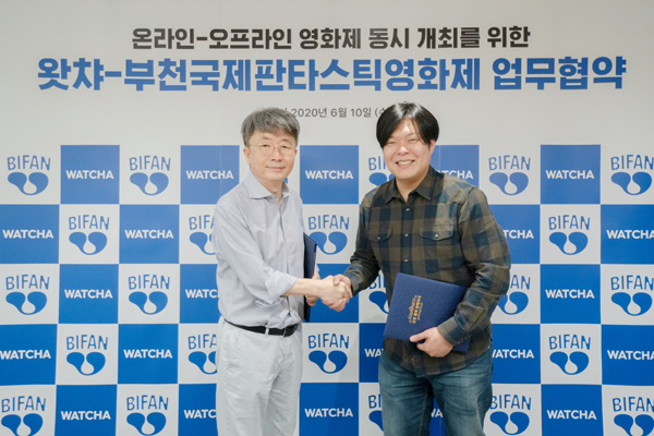 BIFAN은 온·오프라인 영화제 동시 개최를 위해 왓챠와 업무협약을 체결했다. 사진은 신철 BIFAN 집행위원장(왼쪽)이 박태훈 왓챠 대표와 기념촬영을 하고 있는 모습. (사진=BIFAN 제공)